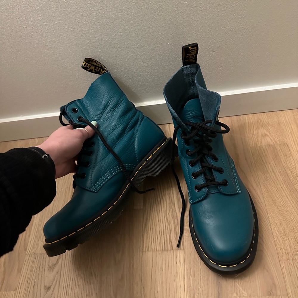 Dr. Martens Virginia leather boots